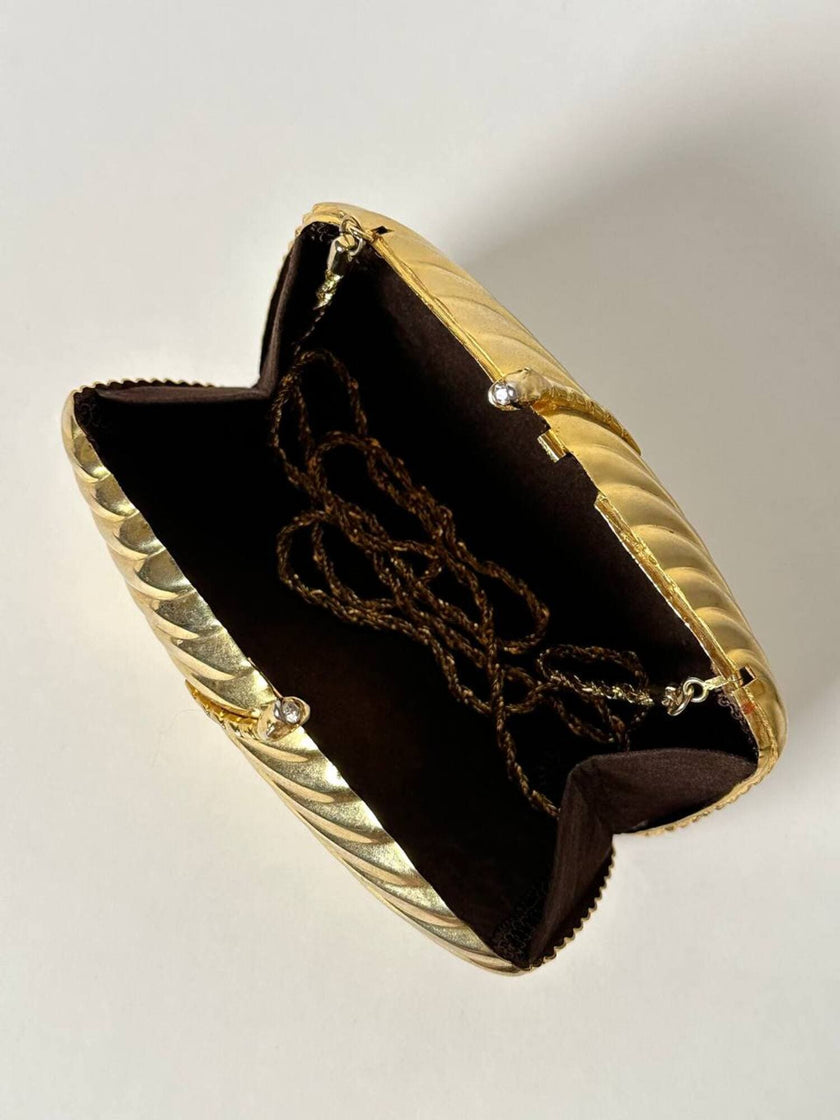 Clutch vintage in metallo dorato con motivo cannelé e chiusura serpenti De Leville
