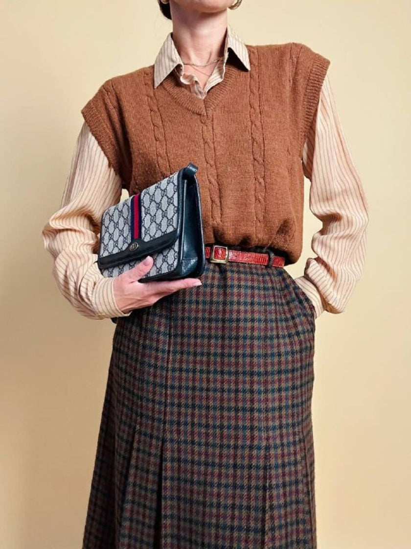 Gilet in lana color tabacco con motivo a trecce