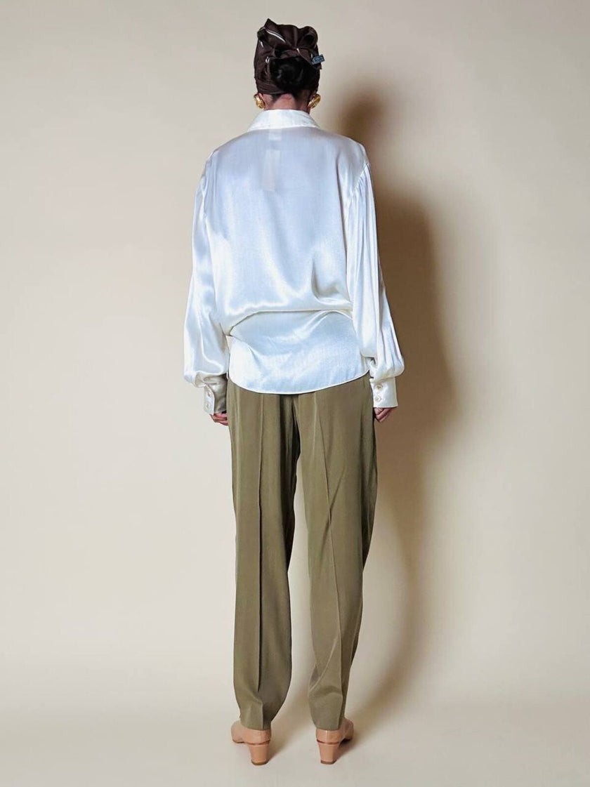 Camicia in raso avorio con bottoni gioiello “Divina”