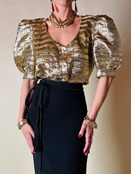 Blusa in lamè goffrato oro con maniche a palloncino e bottoni gioiello