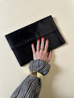 Pochette vintage Yves Saint Laurent in pelle nera con greca logata in rilievo