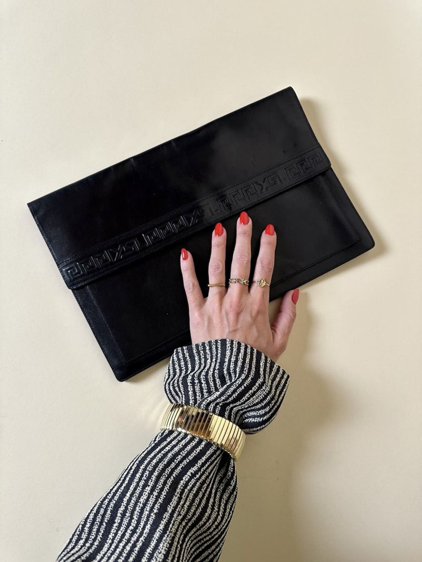 Pochette vintage Yves Saint Laurent in pelle nera con greca logata in rilievo