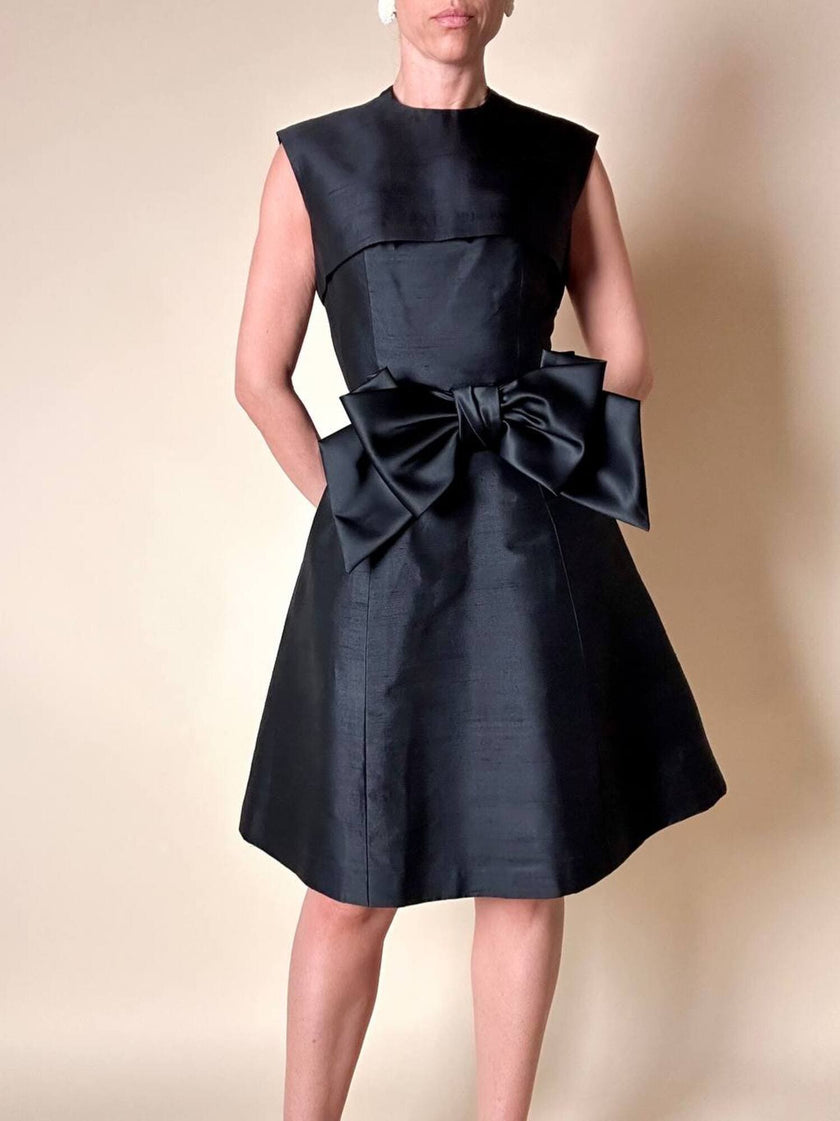 Abito sartoriale in shantung nero con bolero in coordinato
