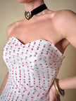 Bustier in tulle bianco plissé con piccoli cuori rossi