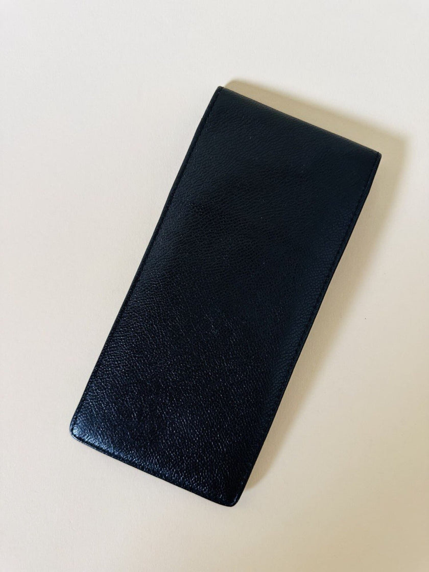 Étui à lunettes en cuir noir avec détail en métal doré logoté Yves Saint Laurent