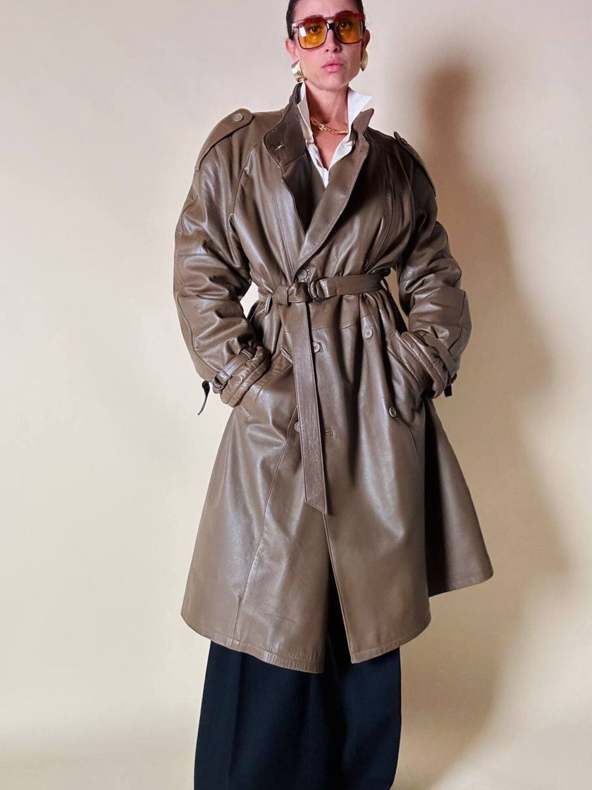 Trench doppiopetto in pelle color fango con interno imbottito