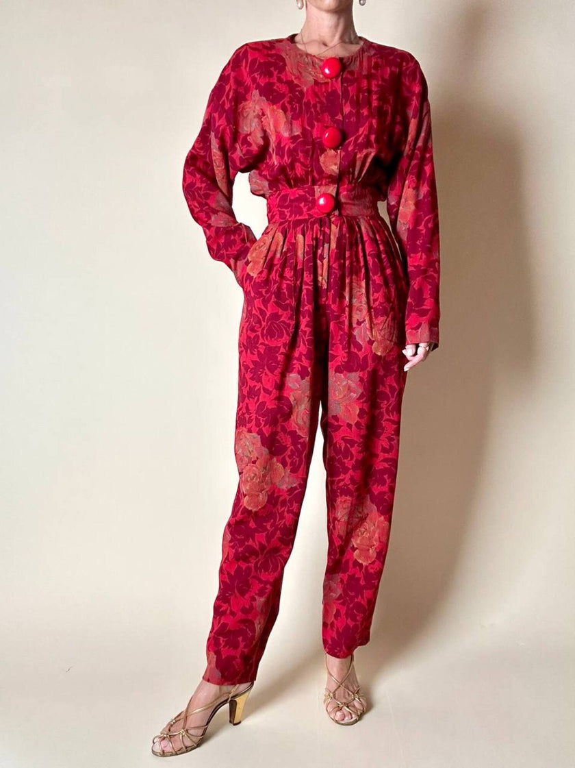 Jumpsuit sartoriale a fantasia floreale nei toni del rosso e maxi bottoni