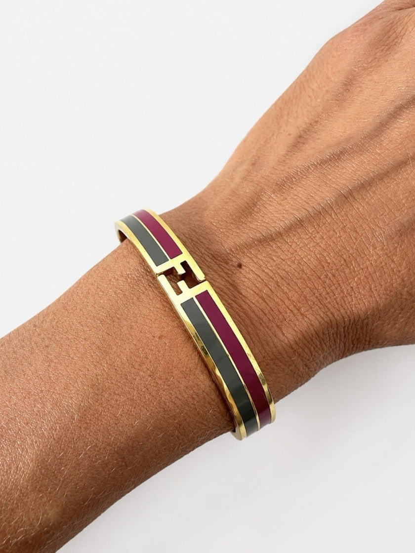 Bracciale vintage Fendi in metallo oro rifinito con smaltato grigio e rosso