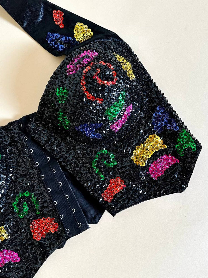 Schwarzes Satin-Bustier, bestickt mit schwarzen Pailletten mit mehrfarbigen Details