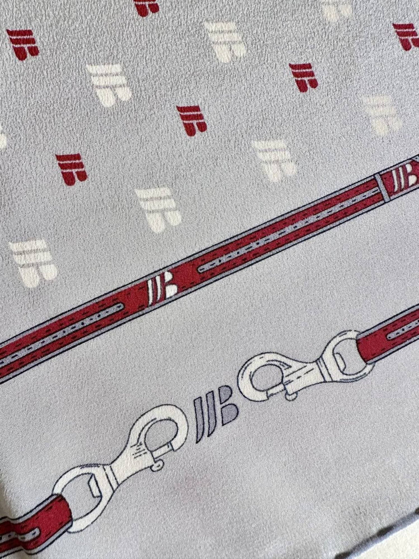 Foulard in seta grigio perla fantasia bianca e rossa