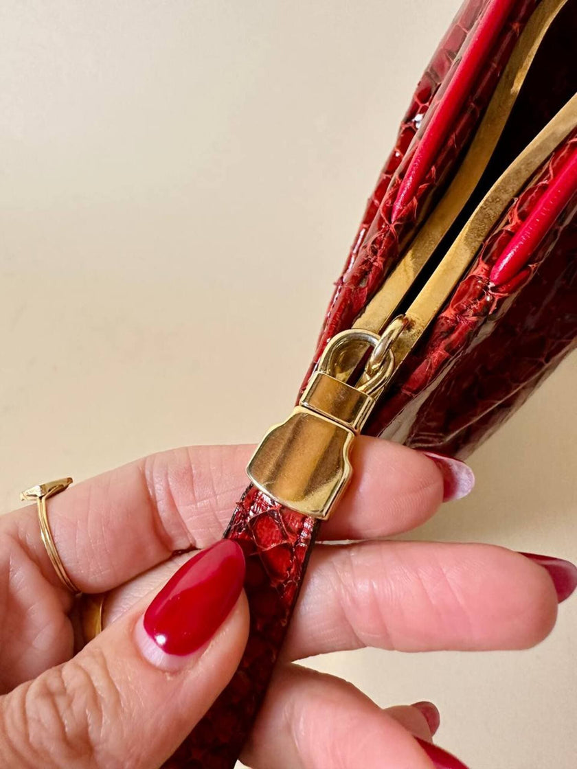 Pochette in whips rossa con tracolla regolabile