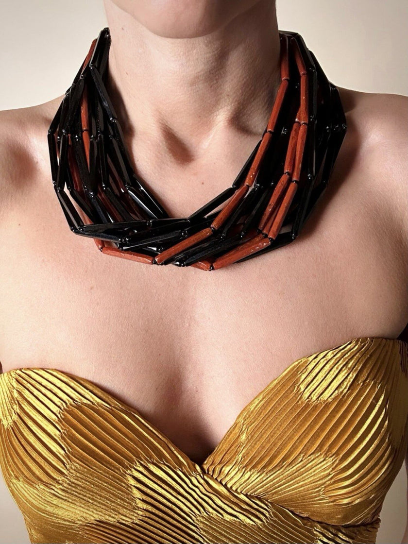 Collana multifilo in lucite Angela Caputi Giuggiù con moduli baguette sfaccettati neri e corallo