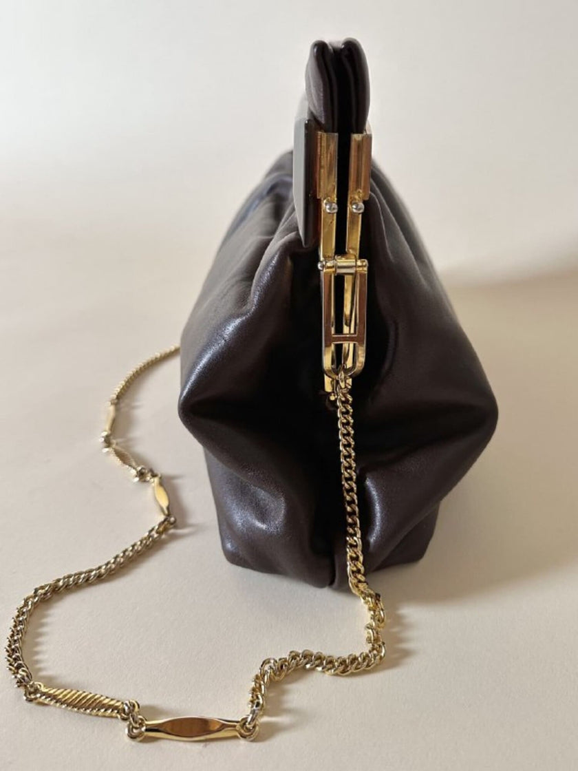 Sac en cuir couleur chocolat avec détail en résine effet écaille et bandoulière en chaîne dorée