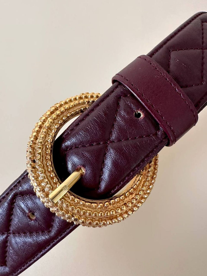 Cintura in pelle bordeaux trapuntata con fibbia dorata effetto filigrana