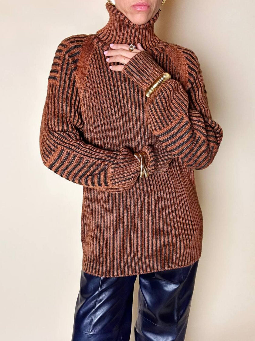 Dolcevita oversize con maxi collo in misto lana a coste larghe ruggine e nero