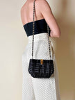Sac bandoulière en osier et raphia noir avec bandoulière chaîne dorée