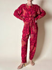 Jumpsuit sartoriale a fantasia floreale nei toni del rosso e maxi bottoni