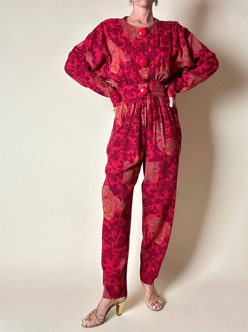 Jumpsuit sartoriale a fantasia floreale nei toni del rosso e maxi bottoni