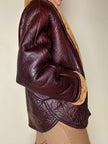 Shearling reverse in pelle liscia marrone castagno con vello caramello e ricamo sul fondo