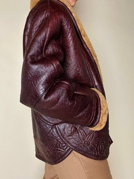 Shearling reverse in pelle liscia marrone castagno con vello caramello e ricamo sul fondo