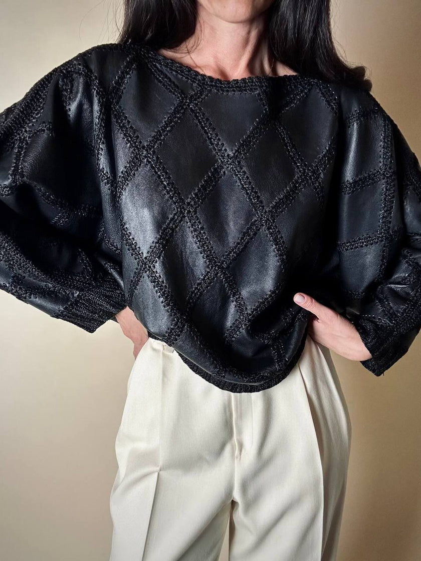 Blusa vintage in pelle nera patchwork con lavorazione crochet e maniche a pipistrello