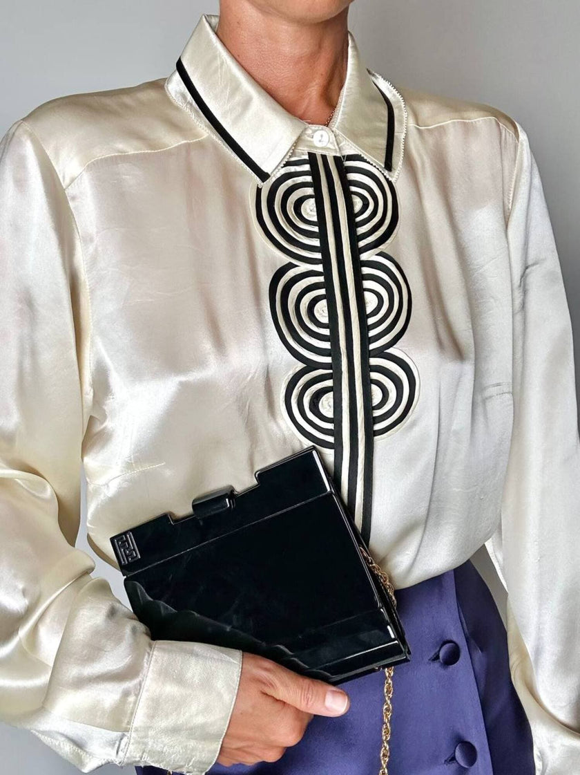 Borsa vintage Fendi in lucite nera con logo inciso e tracolla a catena dorata