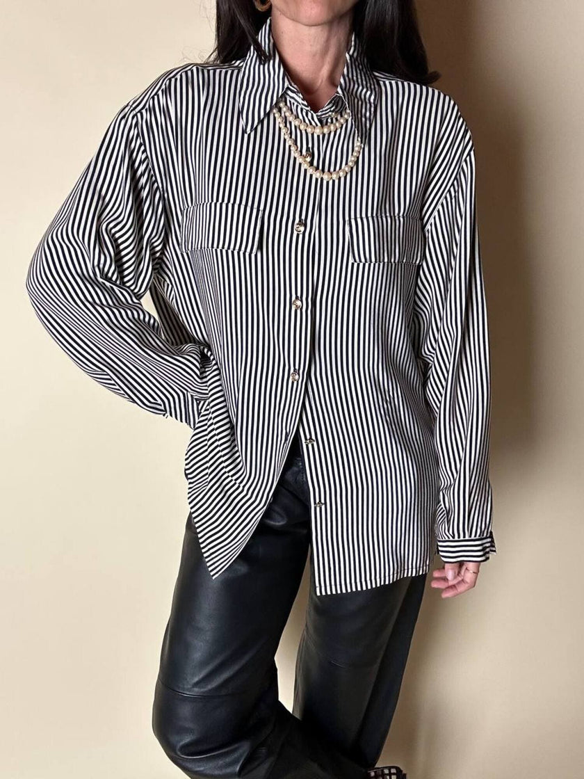 Vintage-Bluse aus weiß-schwarzer gestreifter Seide mit goldenen Knöpfen
