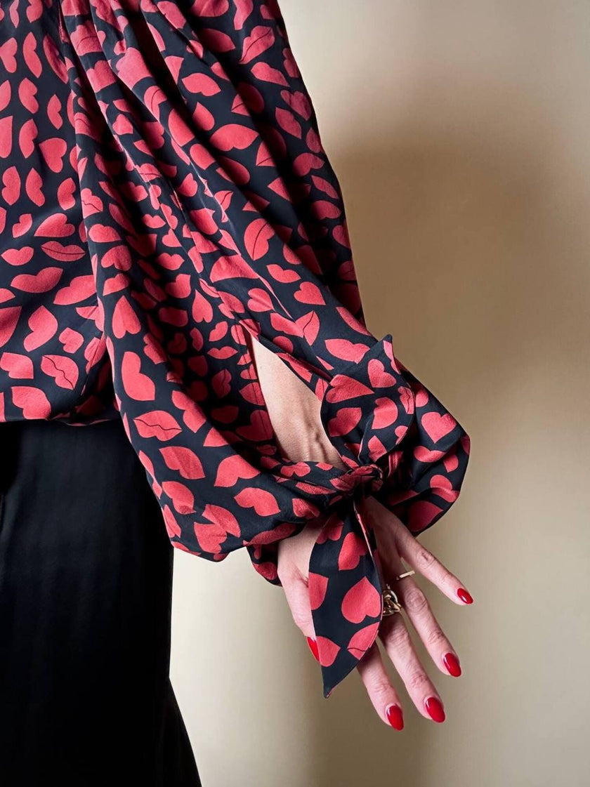 Blusa in seta nera con bocche e cuori rossi “Yves Saint Laurent”