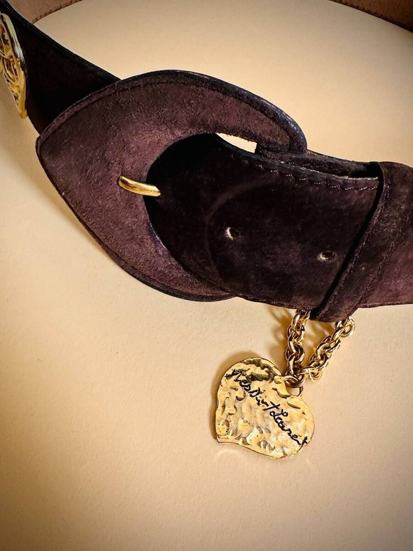 Cintura in suede marrone con maxi borchie a cuore 