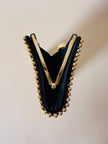 Clutch gioiello in seta nera con armatura di perline dorate “Rodo”