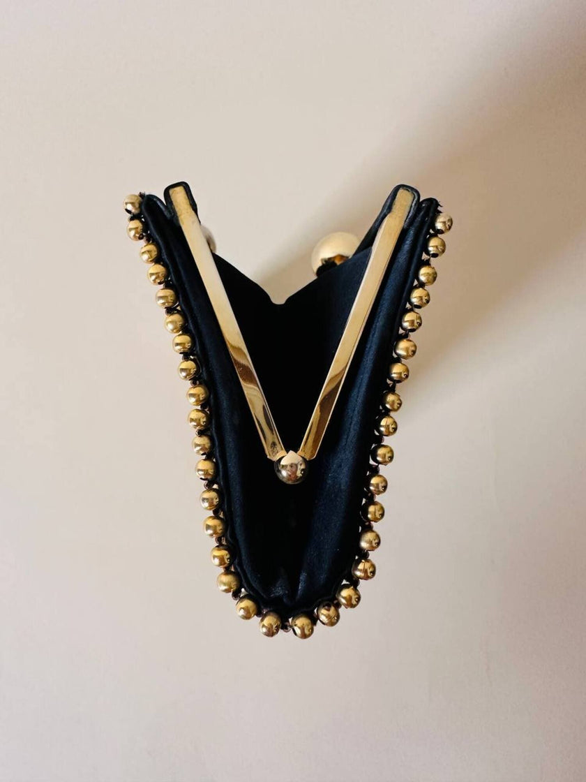 Clutch gioiello in seta nera con armatura di perline dorate “Rodo”