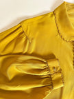 Camicia sartoriale in seta color senape con profili smerlati