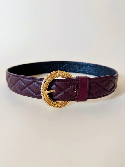 Cintura in pelle bordeaux trapuntata con fibbia dorata effetto filigrana