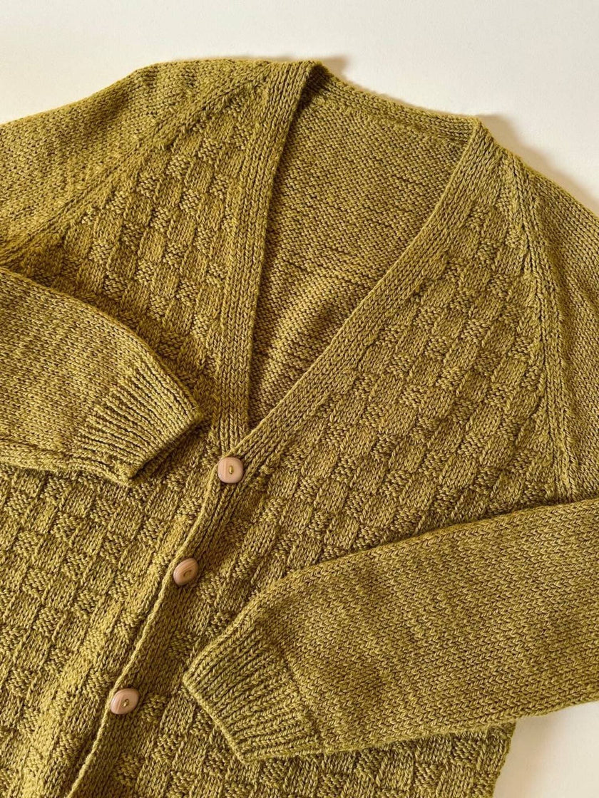 Cardigan lungo fatto a mano in lana verde acido con bottoni quadrati in tinta