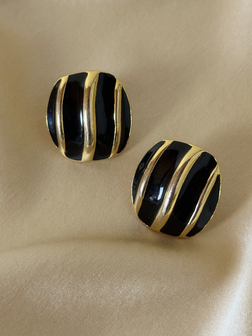 Clip in metallo dotato con dettagli in smalto nero