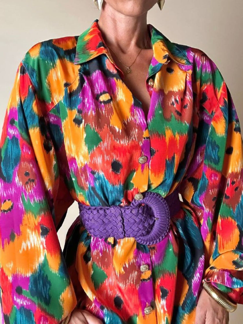 Oversized-Hemd mit buntem Blumenmuster und goldenen Knöpfen