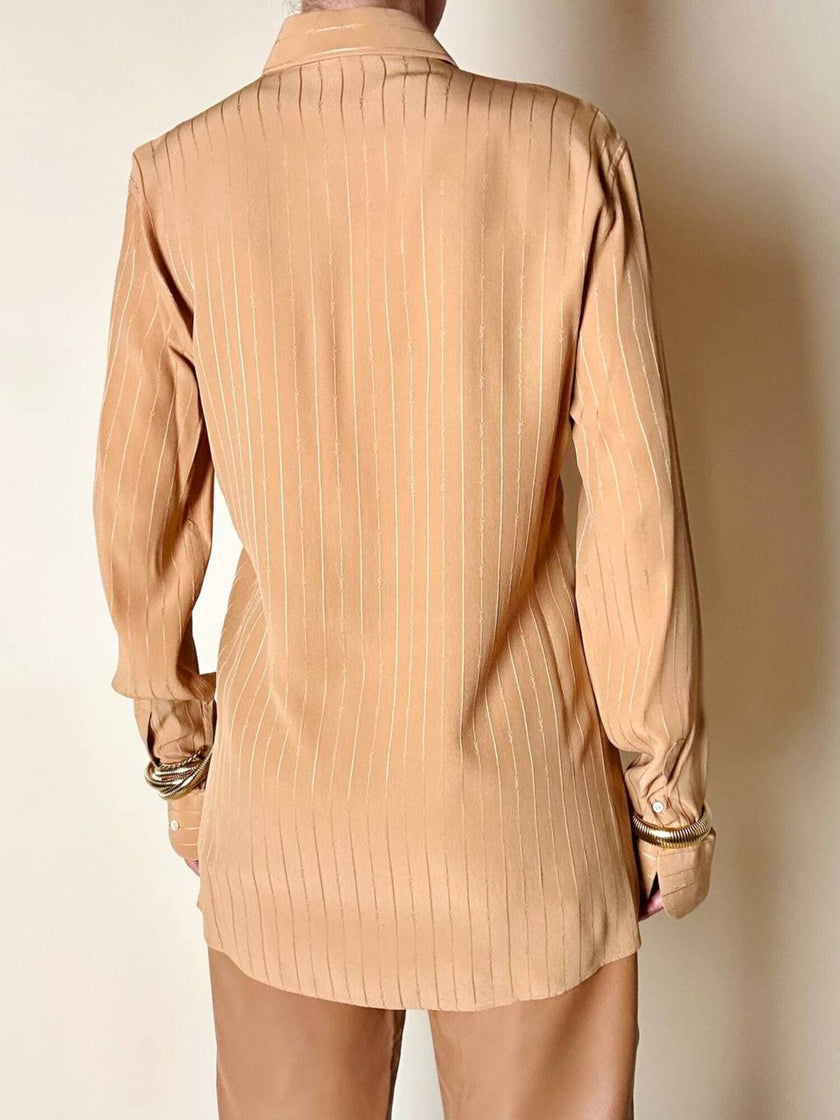 Camicia Yves Saint Laurent in seta jacquard color biscotto con motivo a righe e loghi