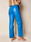 Pantalon en cuir bleu céruléen taille haute avec ceinture assortie