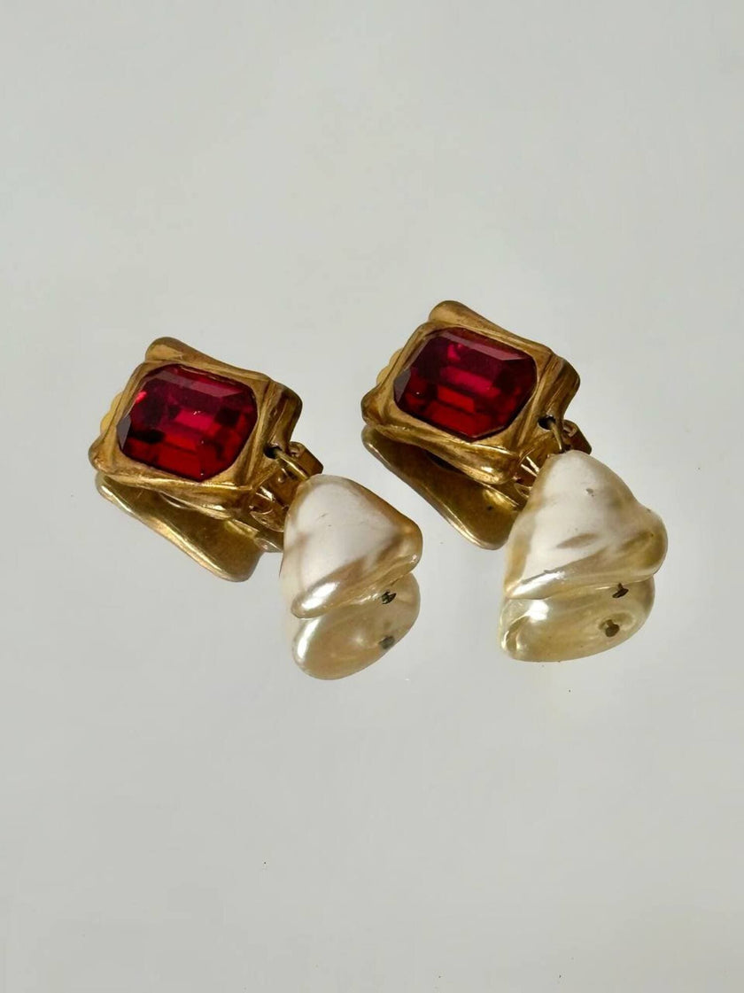 Orecchini vintage a clip con cristalli rosso rubino e perle barocche pendenti
