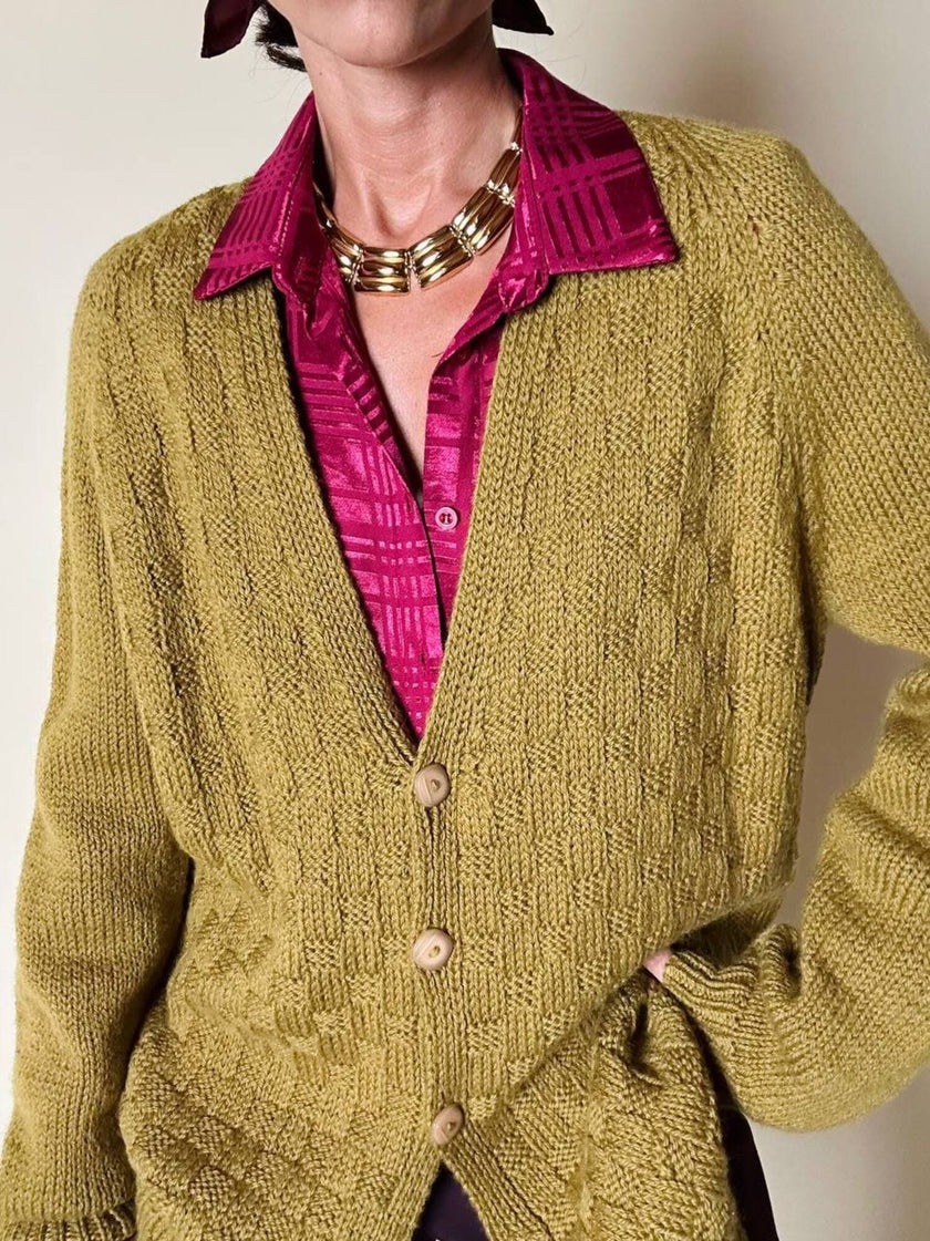 Cardigan lungo fatto a mano in lana verde acido con bottoni quadrati in tinta