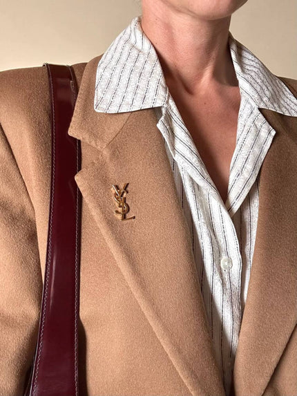 Spilla logo Yves Saint Laurent color oro