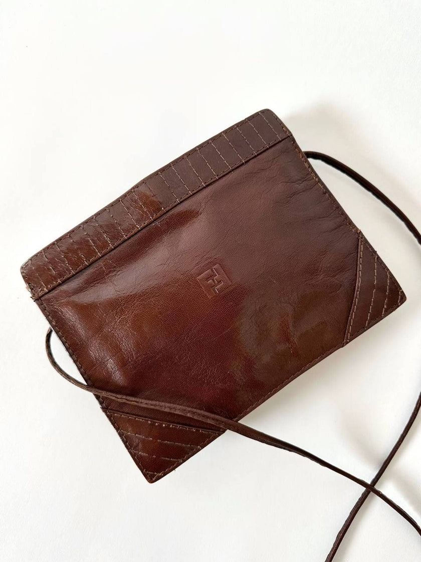 Borsa bandoulière vintage Fendi in pelle marrone mogano con logo a rilievo