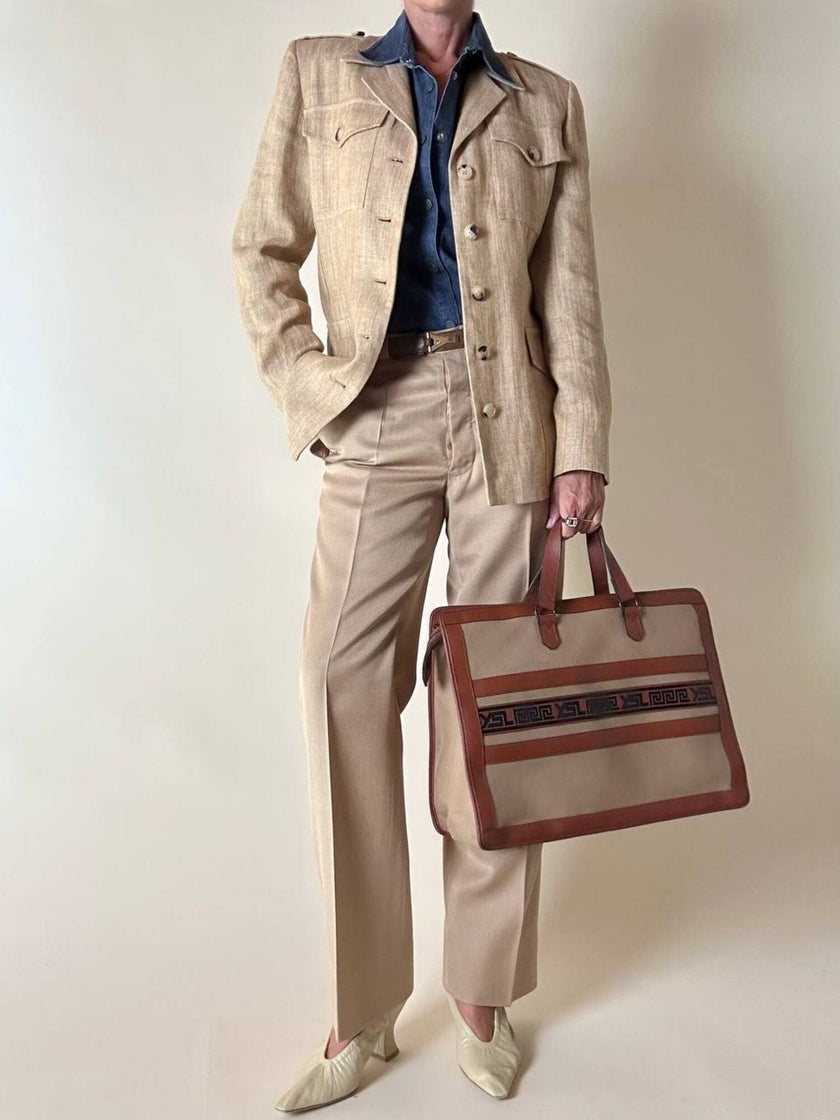 Pantalone sartoriale con piega e abbottonatura frontale color cammello chiaro
