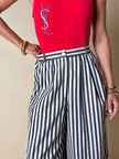 Pantalone gaucho a righe verticali bianco e blu con abbottonatura laterale asimmetrica