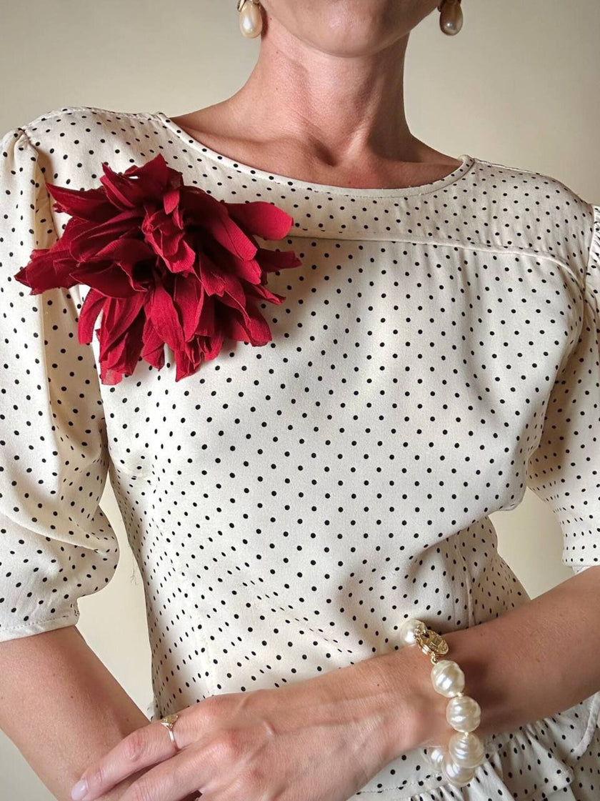 Spilla in tessuto rosso a forma di fiore “Alisy”