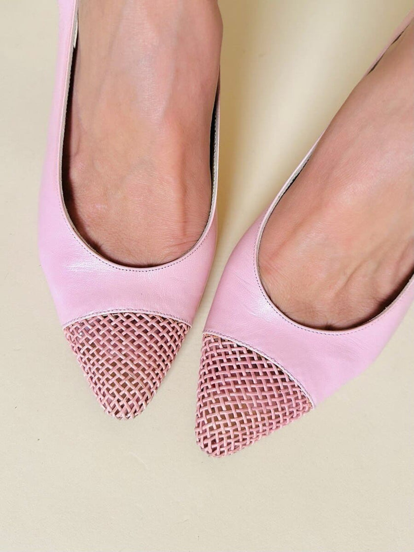 Slingback in pelle rosa con punta traforata “Valentino Garavani” by René Caovilla