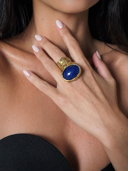 Anello Yves Saint Laurent Arty Ring con cabochon blu effetto Lapislazzuli