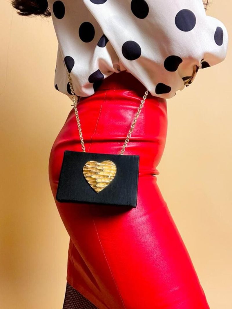 Mini bag a tracolla in raso nero con maxi cuore oro