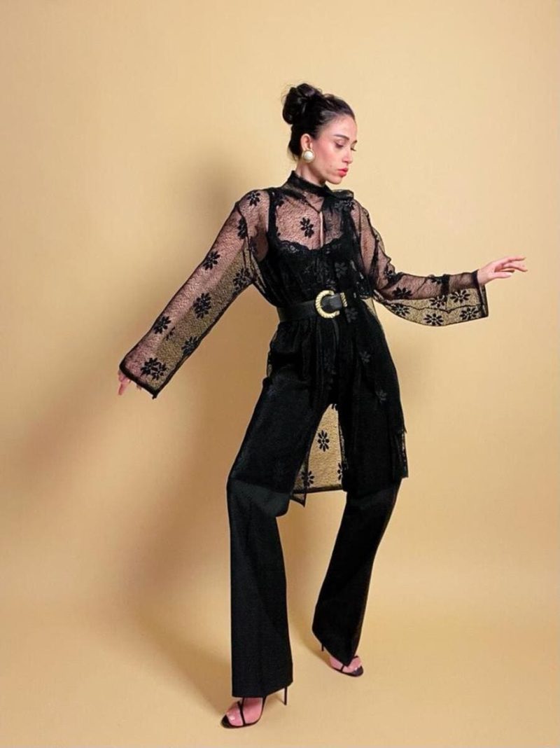 Soprabito in pizzo nero con motivi floreali