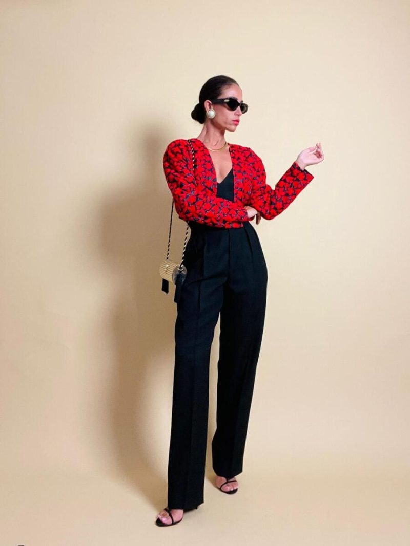 Bolero in tessuto lucido nero con ricamo floreale rosso